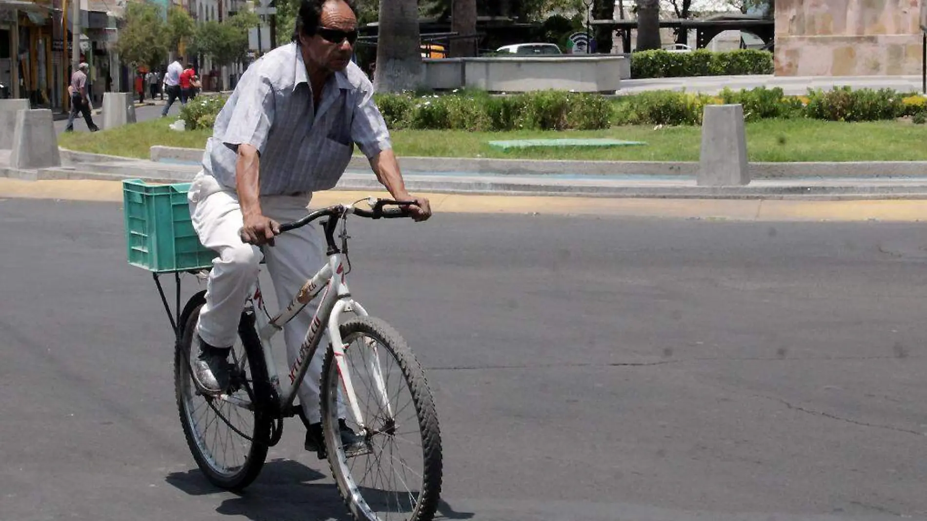 Hombre andando en bicicleta